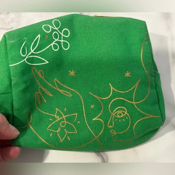 L'Occitane Zipper Cotton w/Lining
Beauty Pouch - Picture 3 of 7